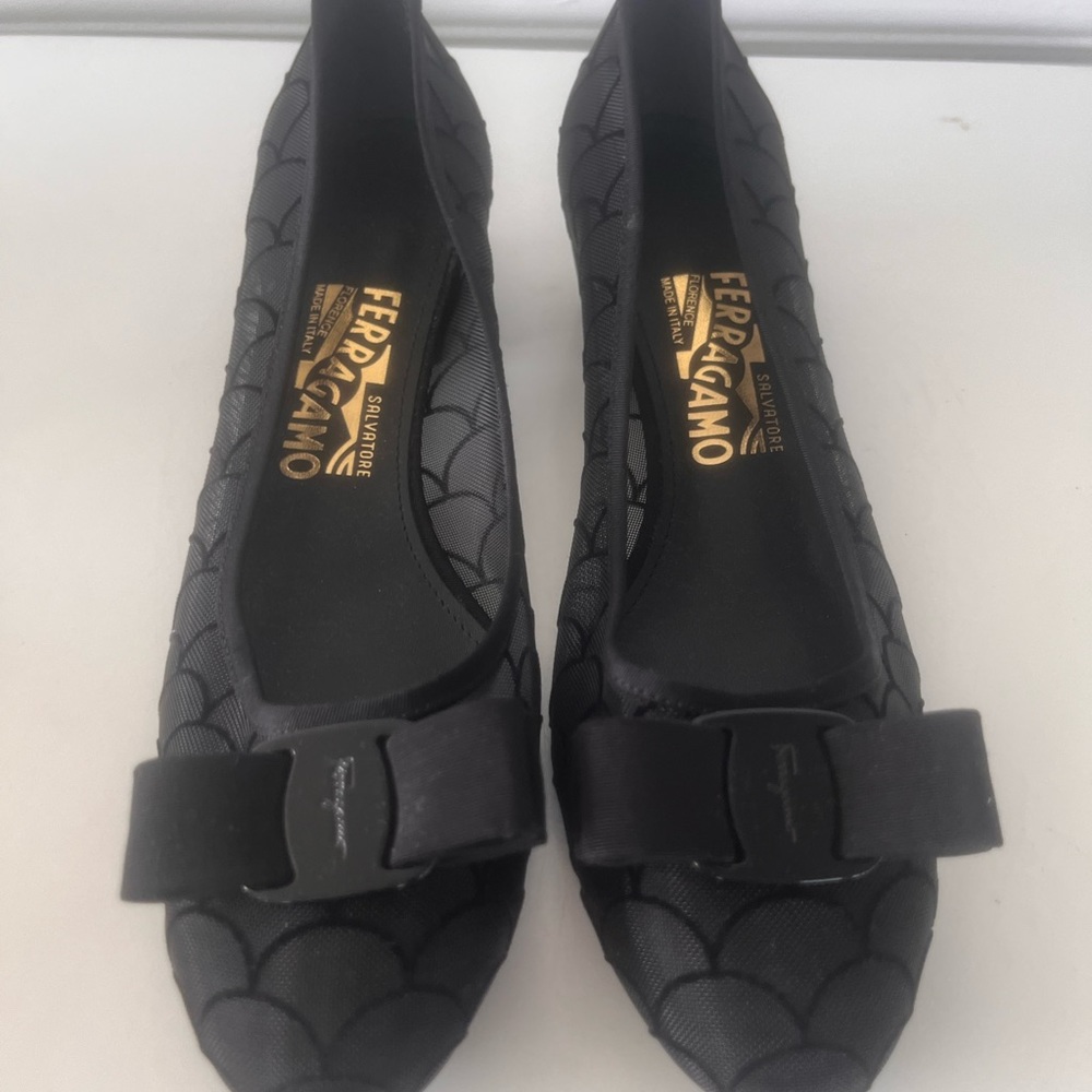 Ferragamo vara mesh bow pump size 7 1/2 nwt